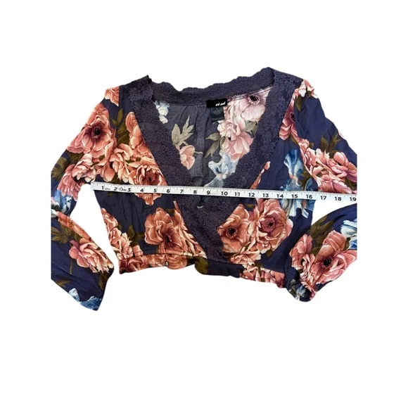 WET SEAL Blue Floral Print Lace Trim Long Sleeve V Neck Cropped Short Top S - Picture 6 of 7